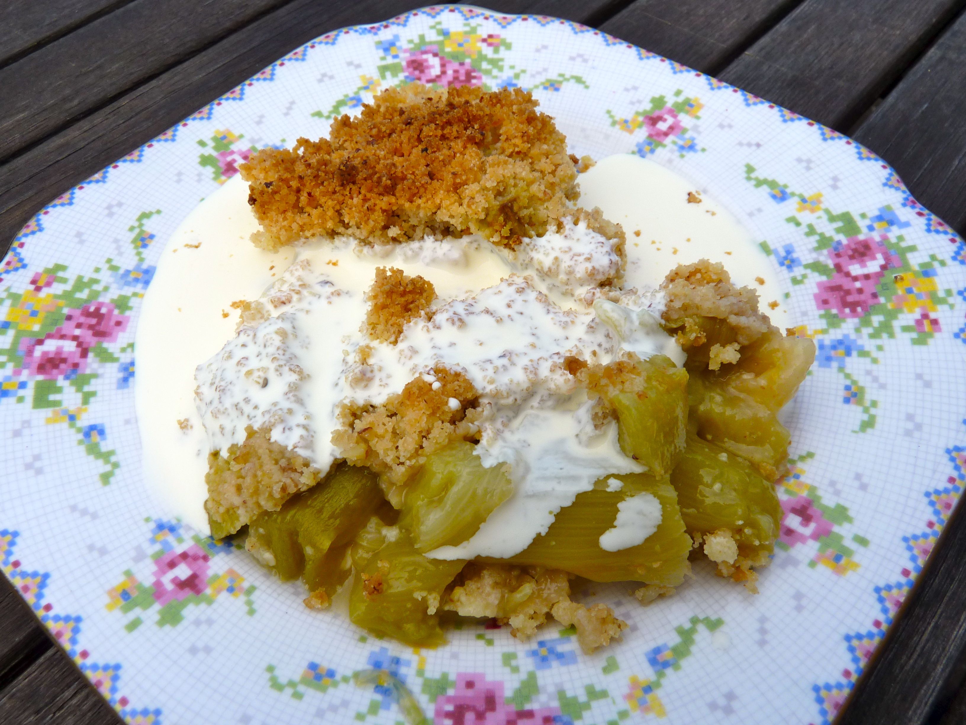 rhubarb crumble and cream
